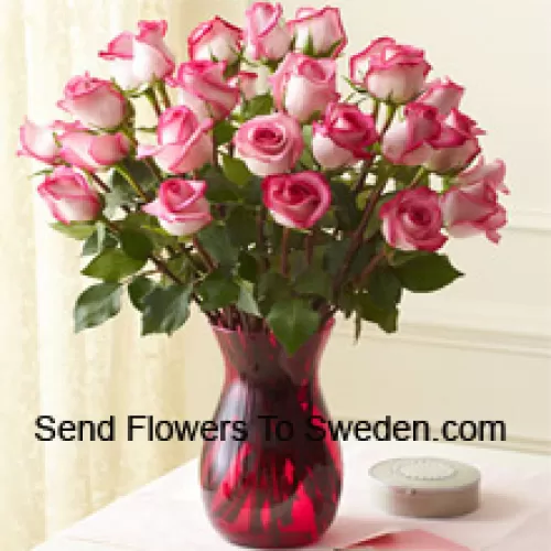 25 roses bicolores dans un vase en verre