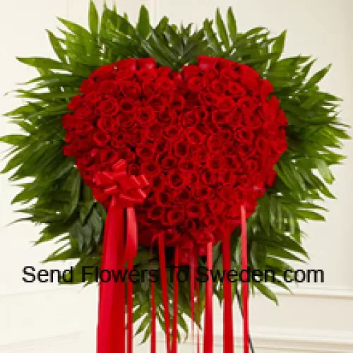 Ein wunderschöner herzförmiger Strauß aus 101 roten Rosen