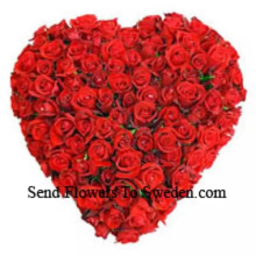 Herzförmige Anordnung von 101 roten Rosen