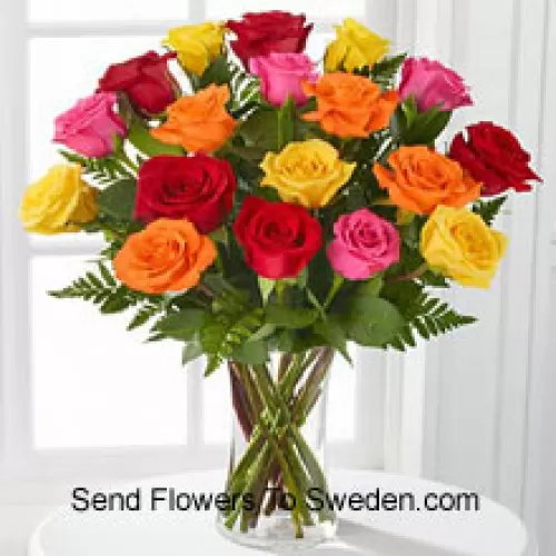 19 Rosas de Colores Mixtos con Rellenos de Temporada en un Jarrón de Vidrio