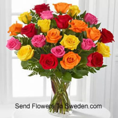 25 Roses de Couleurs Mélangées avec des Remplissages de Saison dans un Vase en Verre
