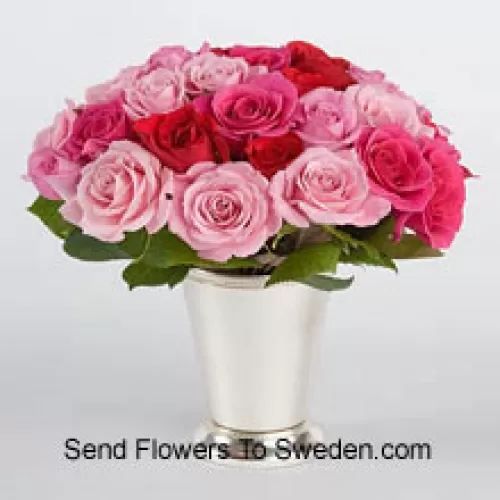 25 Roses de Couleurs Mélangées Avec des Remplissages Saisonniers Dans un Vase en Verre